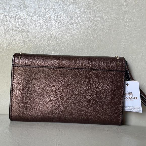 New Coach riveted wristlet - Picture 2 of 4